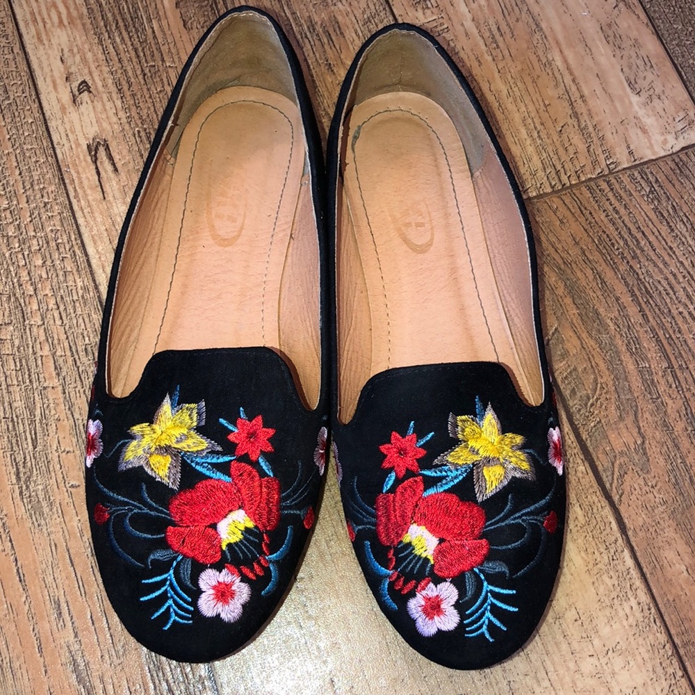 Floral Embroidered Loafer